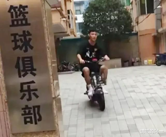 徐杰结束训练骑电动车离开引热议，广东队球员是有多喜欢电动车？