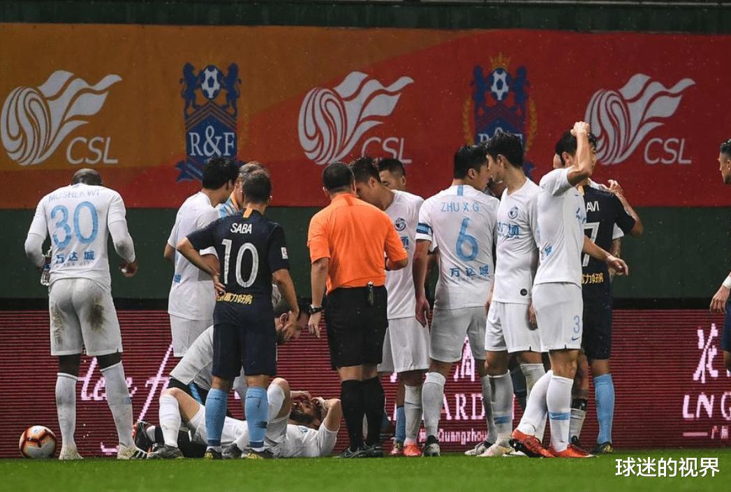 中国足球爆超大规模冲突：外援领红牌后暴打对手，几十人冲进球场(2)