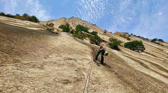 挑战华山奇险 中国自然岩壁攀登公开赛如约而战(1)