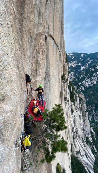 挑战华山奇险 中国自然岩壁攀登公开赛如约而战(3)