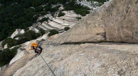 挑战华山奇险 中国自然岩壁攀登公开赛如约而战(4)