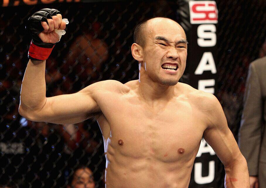 中国UFC第一人！孤身征战日本，独自蹲在铁笼边上休息，辛酸至极！(2)