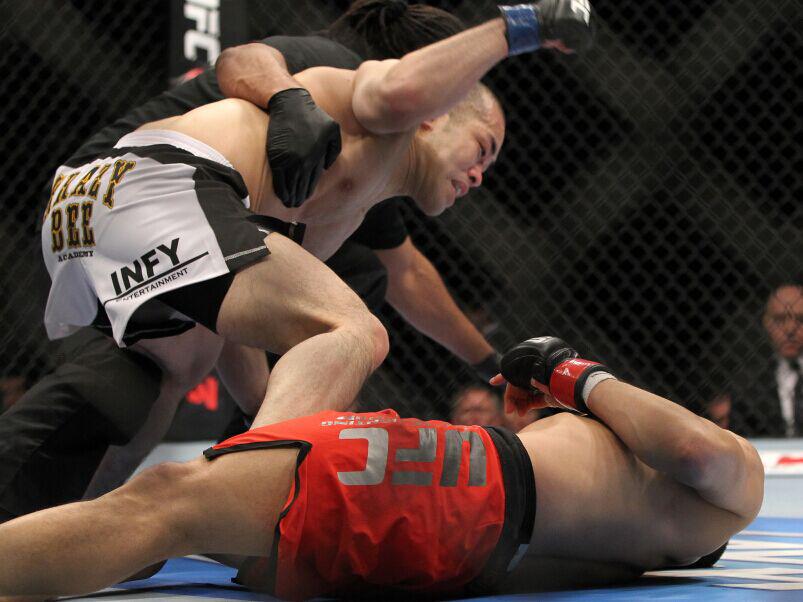 中国UFC第一人！孤身征战日本，独自蹲在铁笼边上休息，辛酸至极！(3)