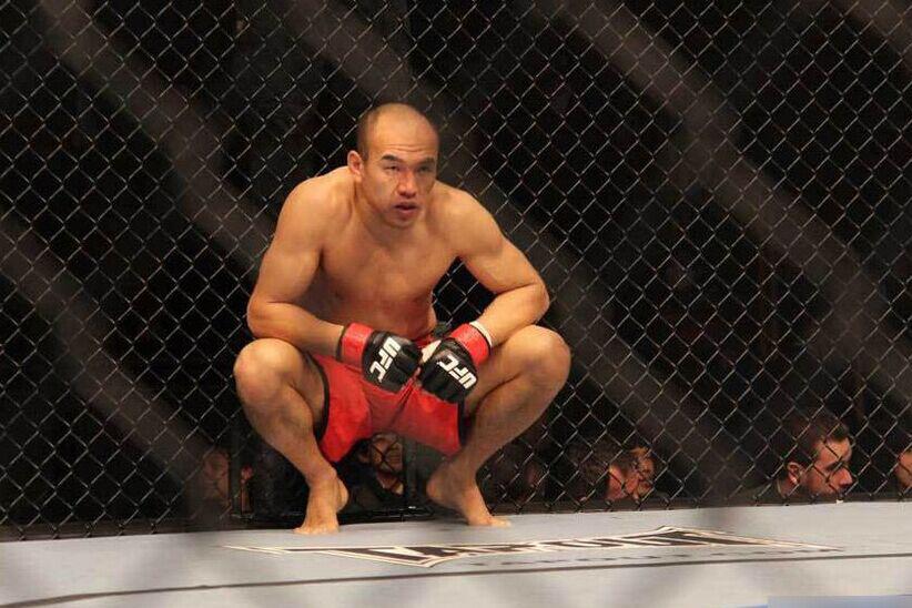中国UFC第一人！孤身征战日本，独自蹲在铁笼边上休息，辛酸至极！(6)