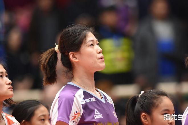 李盈莹首次以队长身份夺冠：回应网友引争议 小姑娘且成长且珍惜(2)