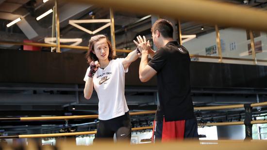 奥运冠军尝试新玩法 邹市明带徐莉佳体验拳击