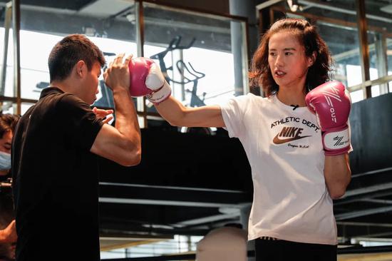 奥运冠军尝试新玩法 邹市明带徐莉佳体验拳击(2)