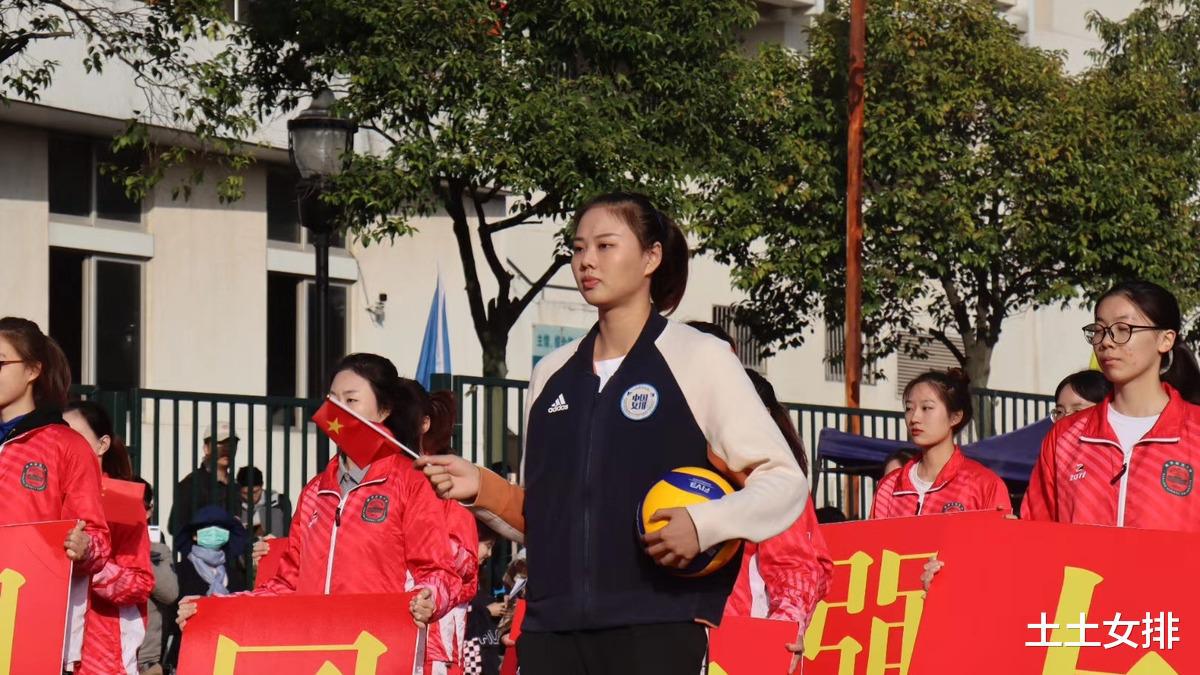 中国女排江苏双子星，助阵母校运动会！新赛季肩负联赛4强重任(3)