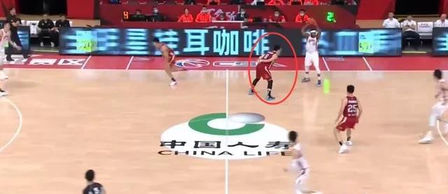怎么看待张宁在与上海队的比赛中，去背手防守外援邓蒙？