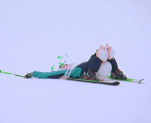 许佳琪滑雪全靠喊，摔倒后赖着不起，看清她的躺姿，教练懵了(4)