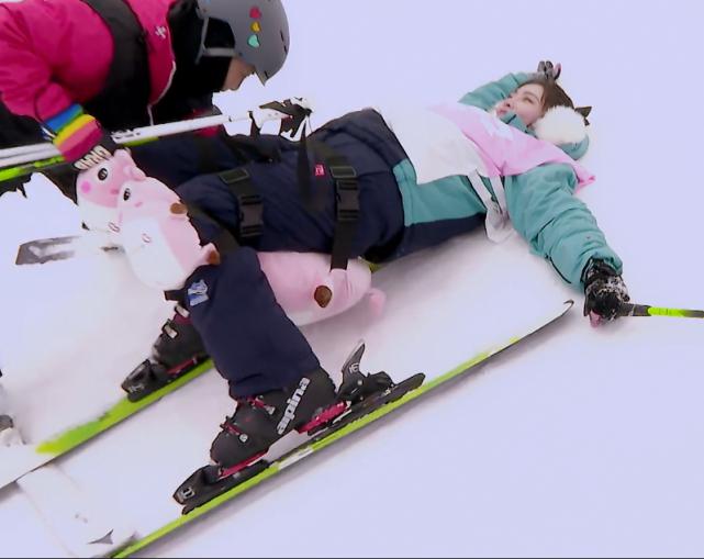 许佳琪滑雪全靠喊，摔倒后赖着不起，看清她的躺姿，教练懵了(7)