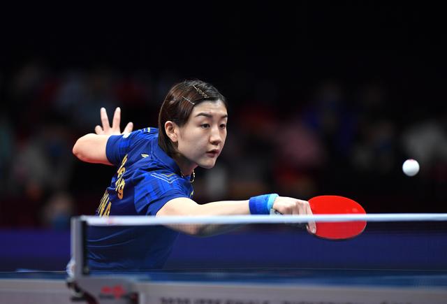 乒联总决赛第一天，黄晓明表妹横扫晋级，乒坛第一美女意外出局