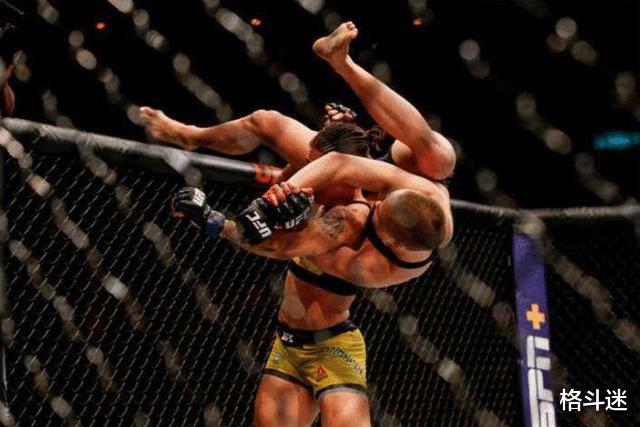 刚刚，UFC赛场惊现22秒砸摔KO！MMA最危险的技术(3)