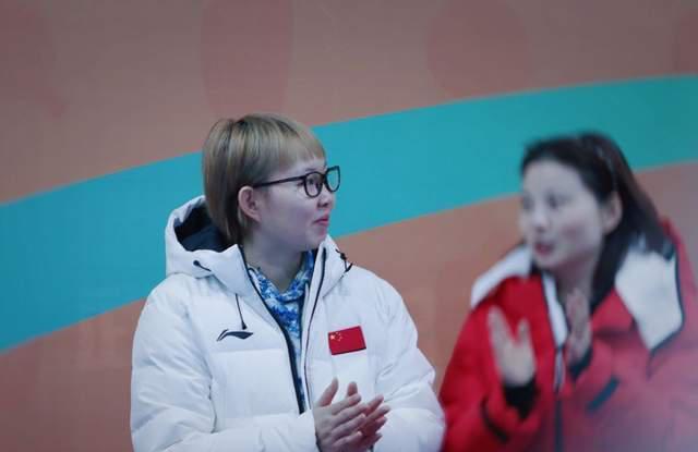 国乒25岁世界冠军现身！朱雨玲参加活动，指导小队员们打球笑开颜(2)