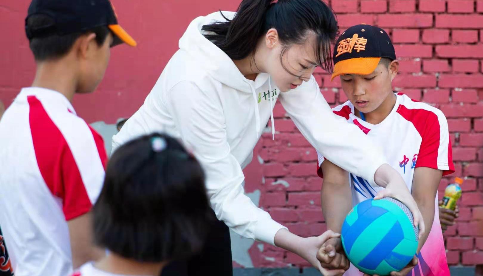 惠若琪晒与小朋友打棒球照片，为朋友宣传电影，宣传女排不遗余力(1)
