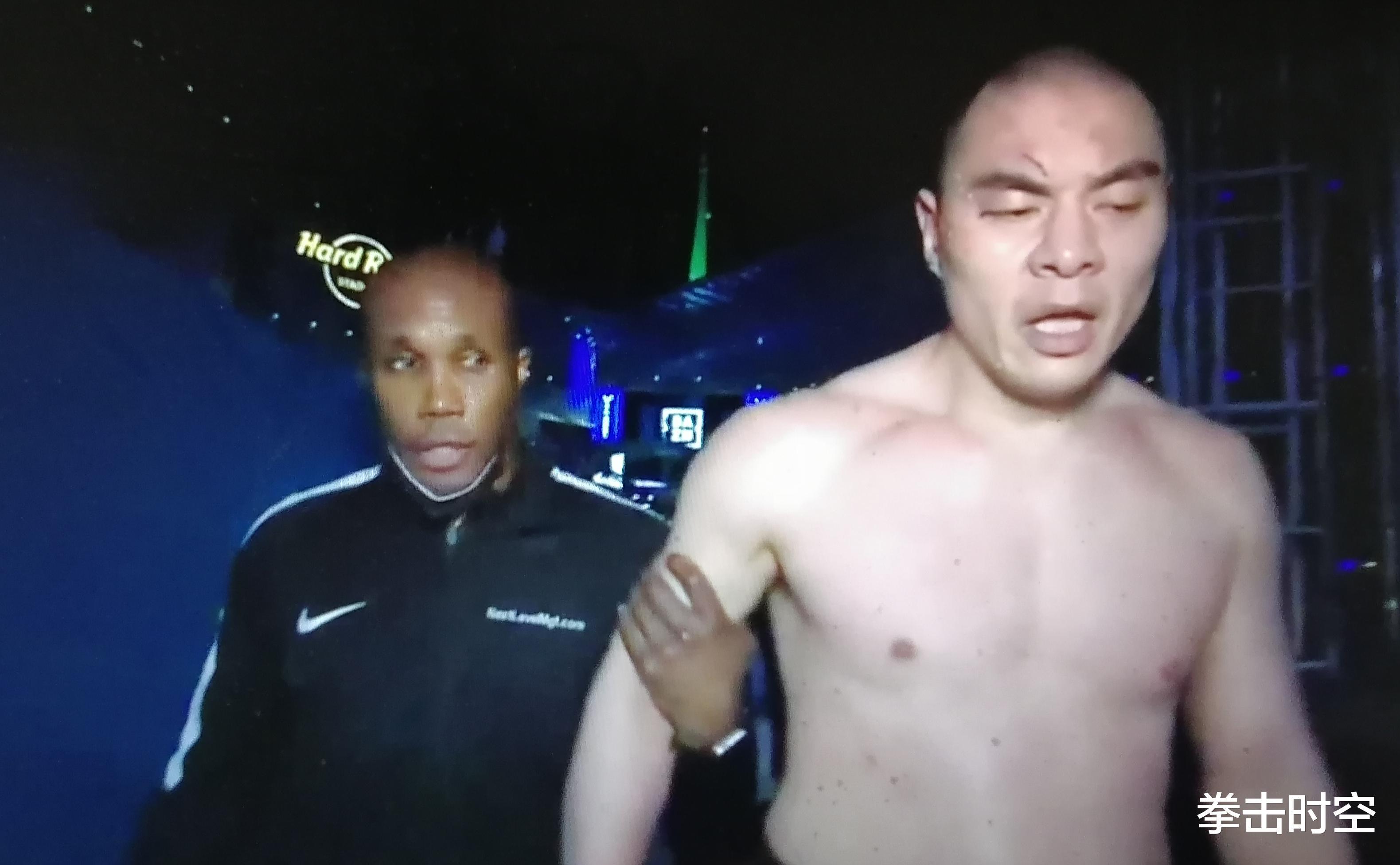 中国重量级拳王被美国三流拳手打成重伤，目前已出现肾衰竭(6)