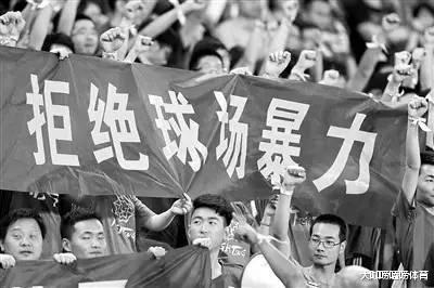 中国足球又闹丑闻！数十人大打出手打掉门牙，裁判不敢拉直接跑了(4)