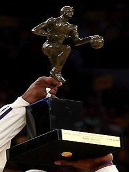 勒布朗·詹姆斯：八年了，朕的常规赛MVP奖杯你们该还给我了！(1)