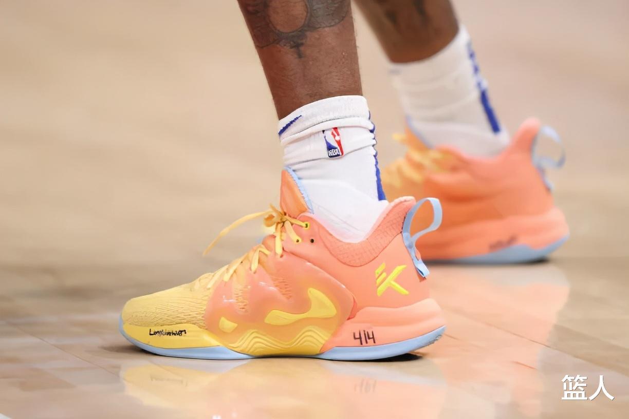 NBA球员上脚：库里8代李小龙定制版，安踏和匹克的球鞋都有！(6)