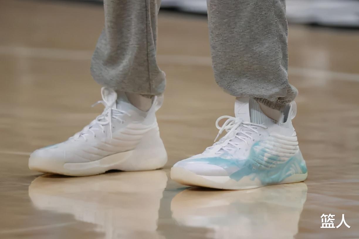 NBA球员上脚：库里8代李小龙定制版，安踏和匹克的球鞋都有！(7)