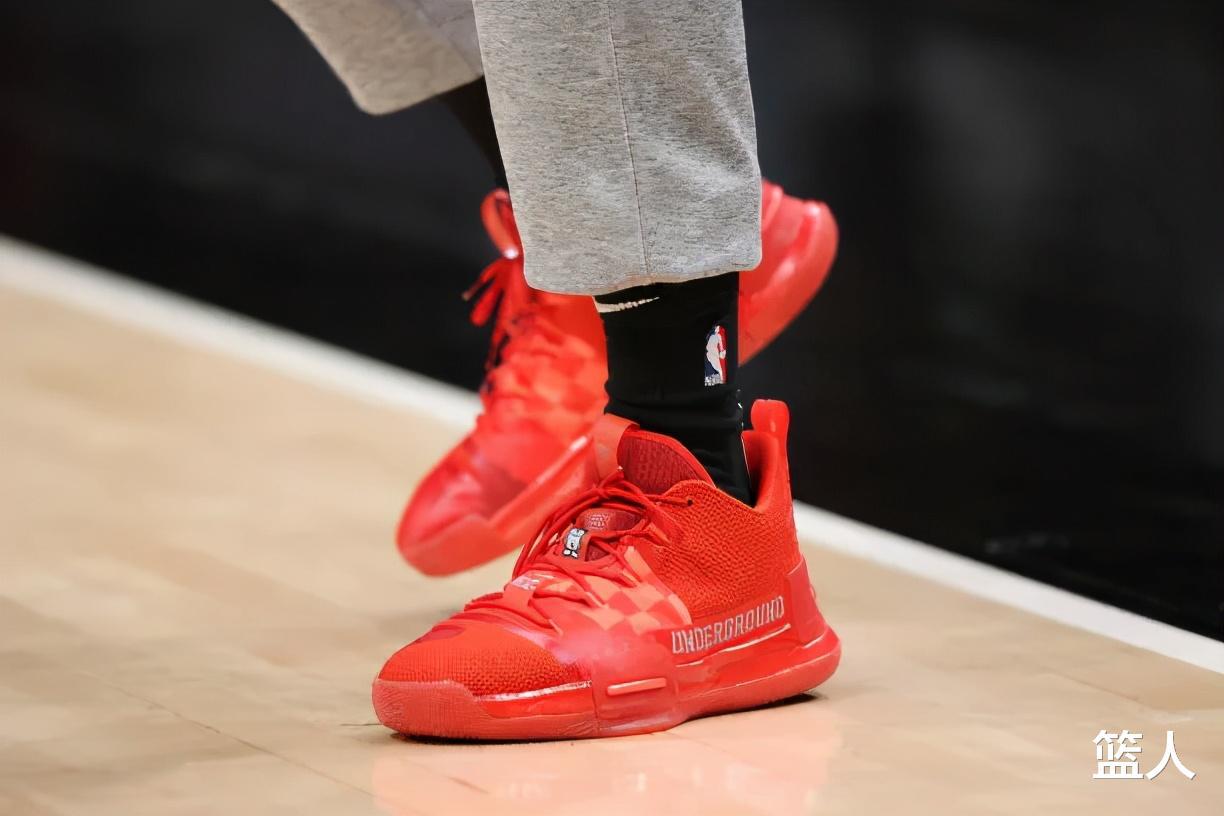 NBA球员上脚：库里8代李小龙定制版，安踏和匹克的球鞋都有！(8)