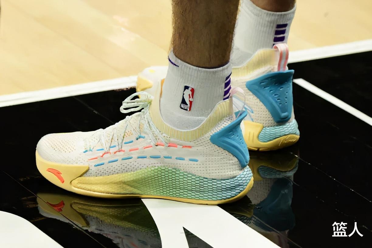 NBA球员上脚：库里8代李小龙定制版，安踏和匹克的球鞋都有！(10)