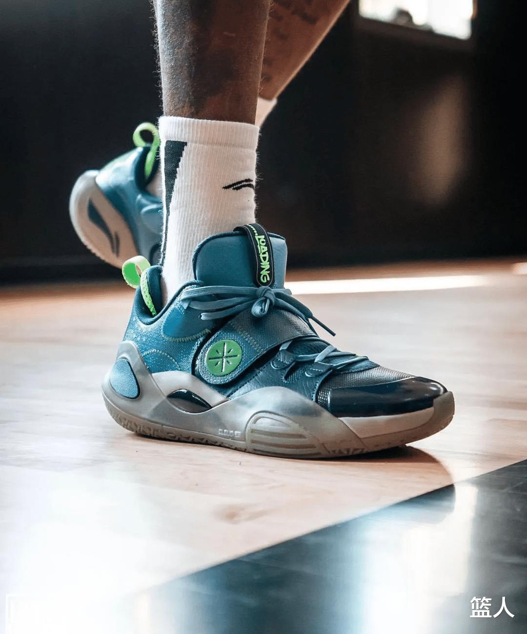 NBA球员上脚：库里8代李小龙定制版，安踏和匹克的球鞋都有！(15)