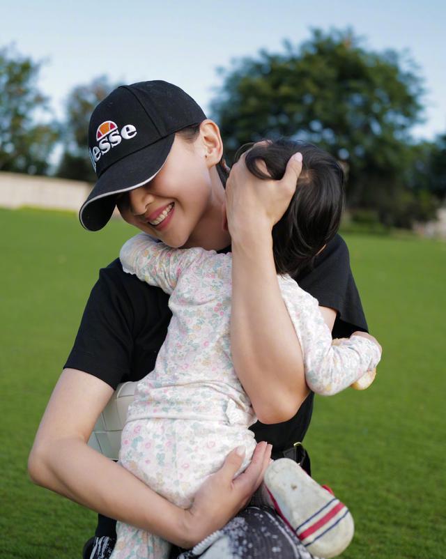有爱！蹦床奥运冠军何雯娜五一带女儿游玩，母女俩同框互动超温馨(3)