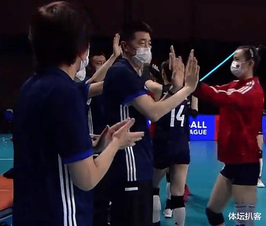 中国女排输球众生相：郎平无奈，场边久坐不起，队员不敢和她击掌(1)