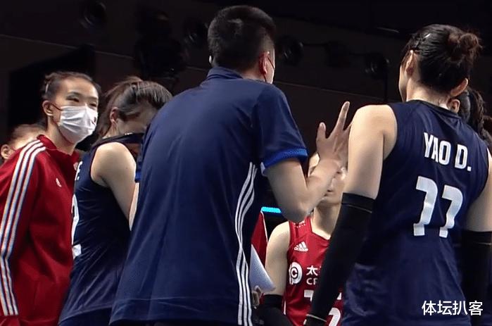 中国女排输球众生相：郎平无奈，场边久坐不起，队员不敢和她击掌(3)