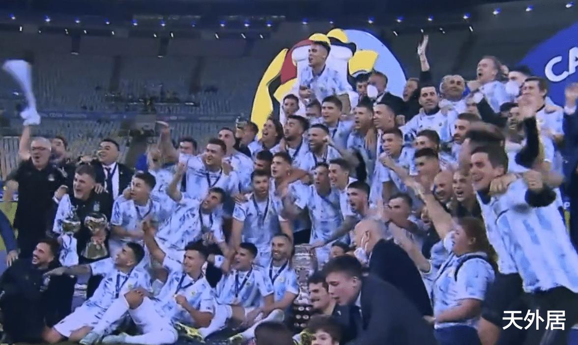 梅西高举冠军奖杯！阿根廷队又唱又跳，詹俊：马拉多纳在天堂看着
