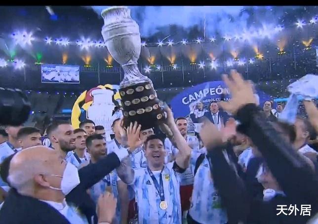 梅西高举冠军奖杯！阿根廷队又唱又跳，詹俊：马拉多纳在天堂看着(3)