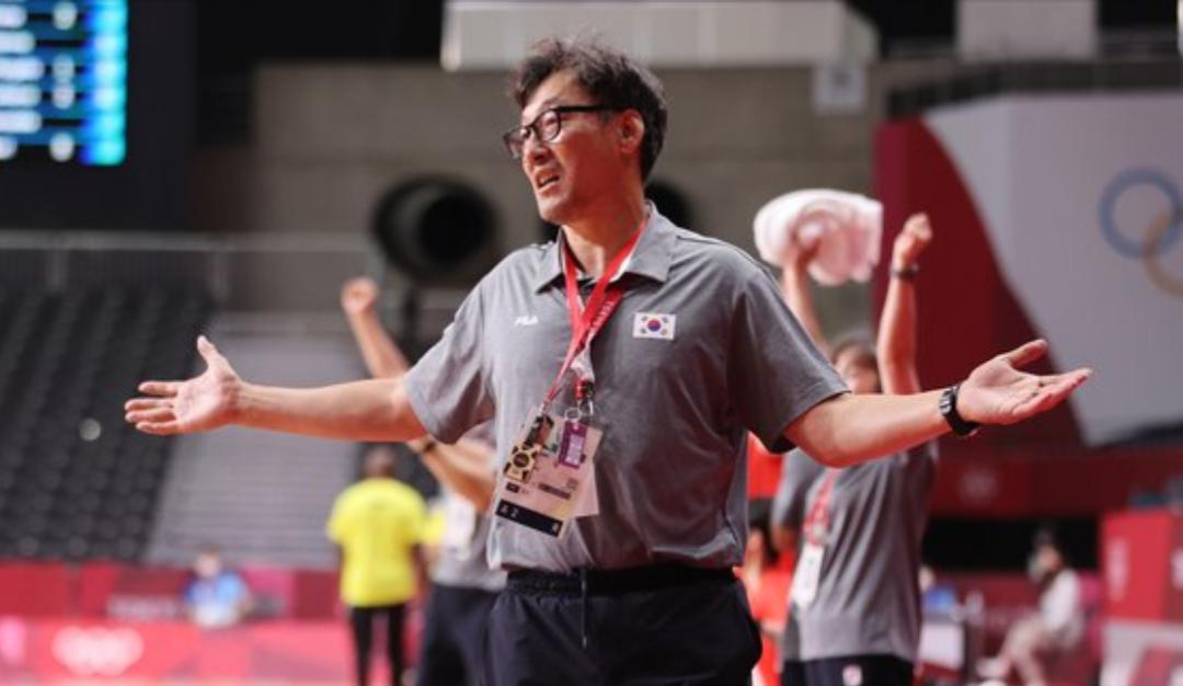 连说三遍“丢脸”，韩国教练奥运赛场边训斥队员惹争议，有人要求他辞职！