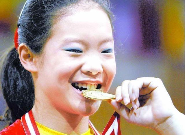 体操女皇程菲25岁退役，因长期服药胖至200斤，至今依单身(4)