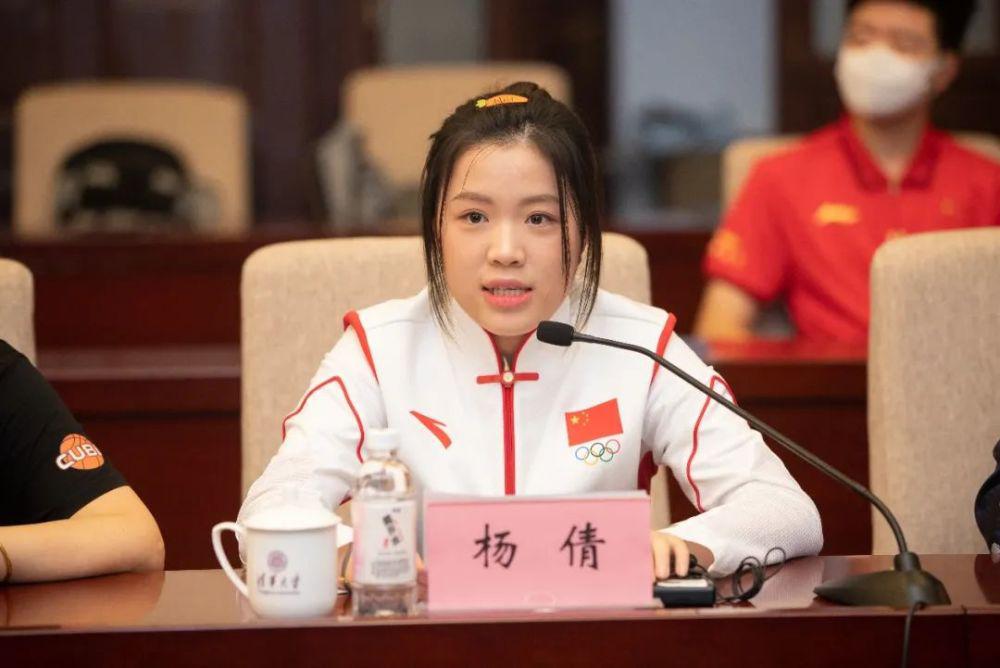 奥运冠军杨倩入学清华，赠送母校领奖服，戴着金牌进校门