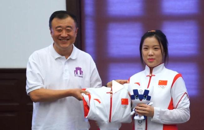 奥运冠军杨倩入学清华，赠送母校领奖服，戴着金牌进校门(4)