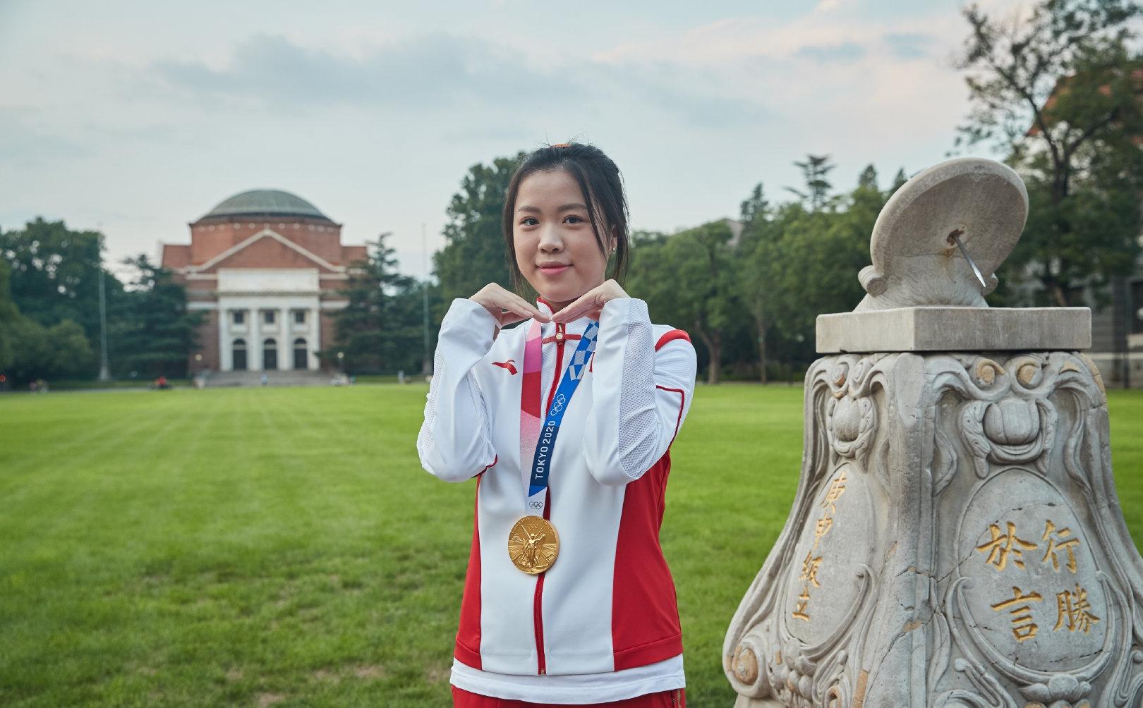 奥运冠军杨倩入学清华，赠送母校领奖服，戴着金牌进校门(6)