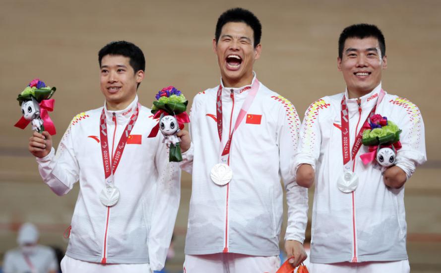 致敬！中国又一残奥英雄，3天拿满金银铜，3次升国旗，笑着领奖(1)