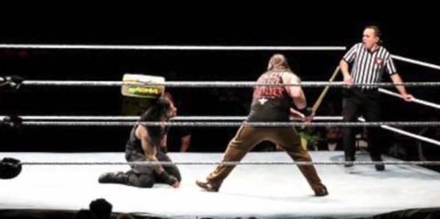 遭遇现场粉丝袭击的五位现役WWE巨星，赛斯，罗曼齐上榜！(6)