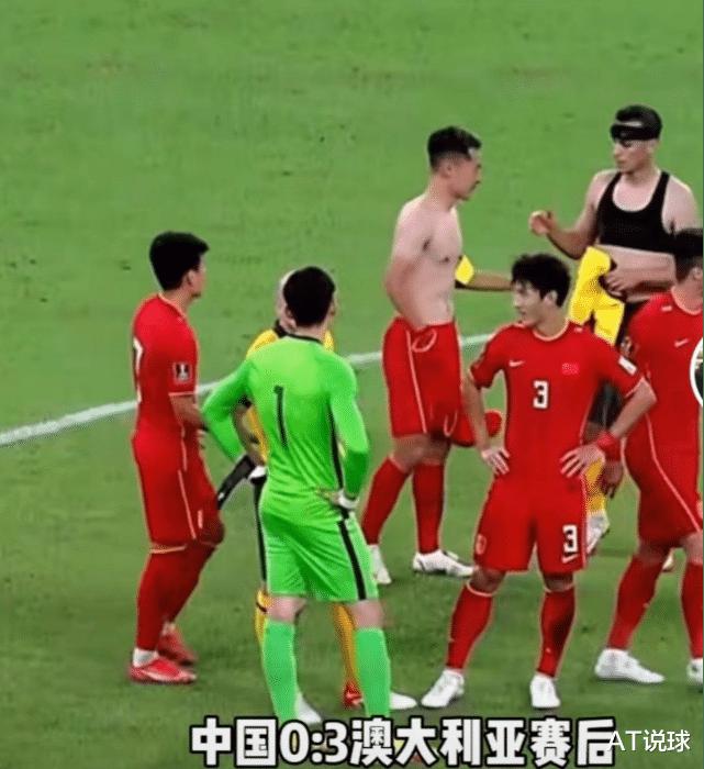 中日韩足球队首战输球后表现，韩国低头，日本不甘，中国乐呵打卡下班(4)