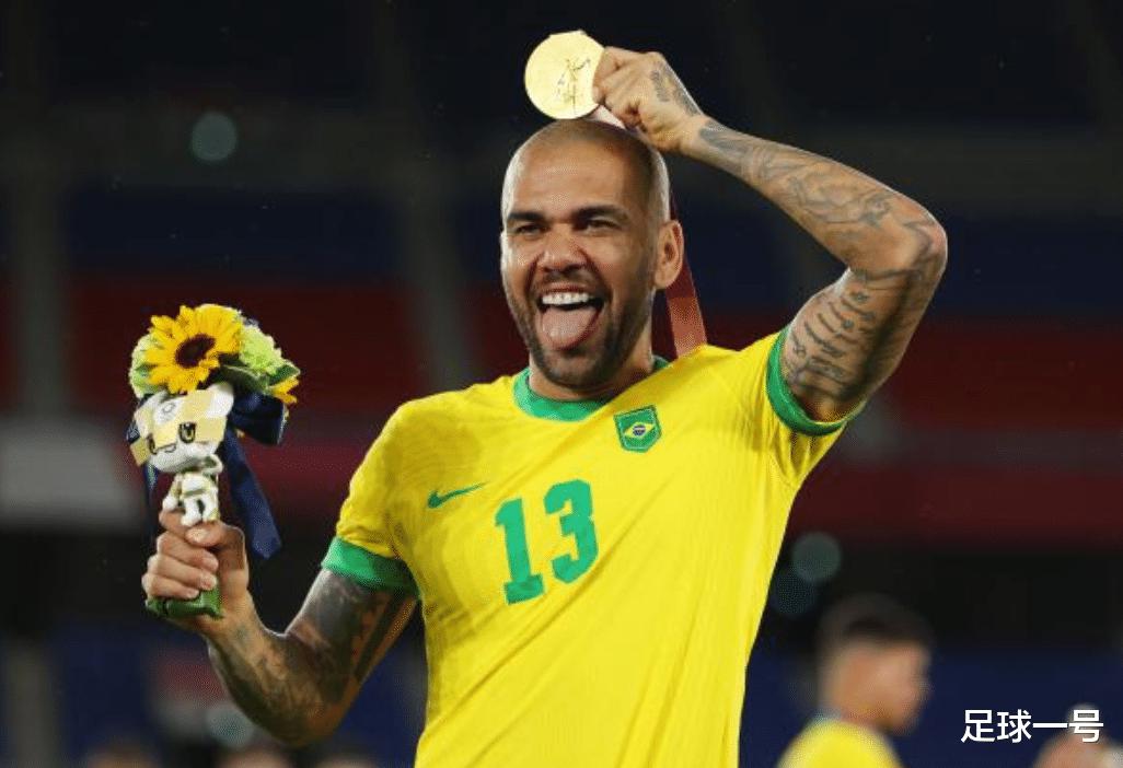 拒绝退役！巴西38岁传奇继续征战，生涯冠军领先梅罗，下一站浮现(3)