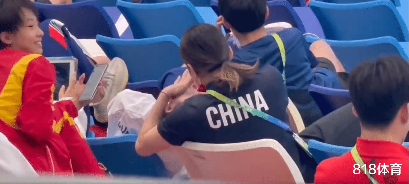 团宠! 全红婵和师姐赖诗韵一起看比赛, 躺在师姐怀中享受面部护理(3)