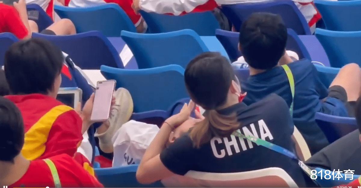 团宠! 全红婵和师姐赖诗韵一起看比赛, 躺在师姐怀中享受面部护理(4)