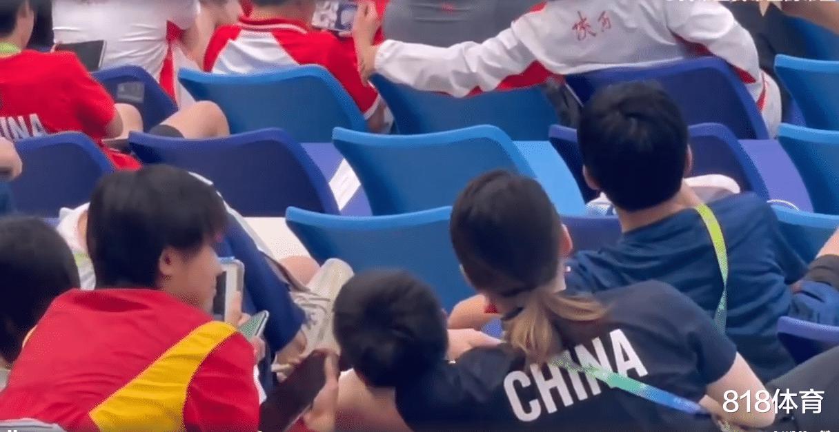 团宠! 全红婵和师姐赖诗韵一起看比赛, 躺在师姐怀中享受面部护理(5)