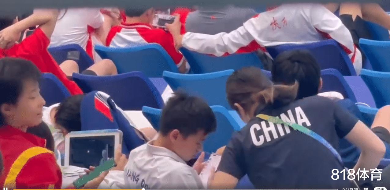 团宠! 全红婵和师姐赖诗韵一起看比赛, 躺在师姐怀中享受面部护理(6)