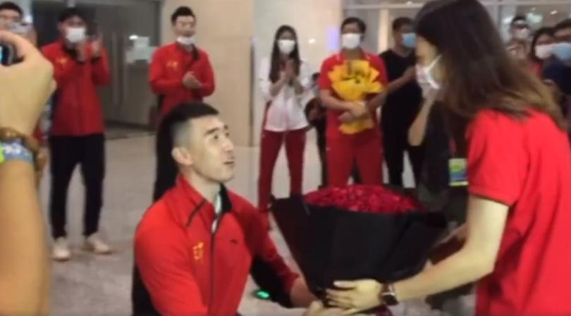 双喜临门！天津女排载誉归来人气爆棚，两名球员在机场被求婚(3)