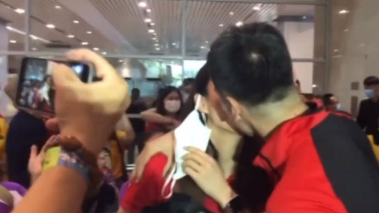 双喜临门！天津女排载誉归来人气爆棚，两名球员在机场被求婚(4)