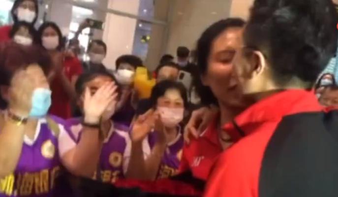 双喜临门！天津女排载誉归来人气爆棚，两名球员在机场被求婚(5)