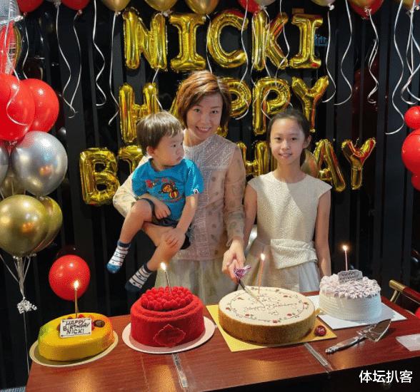 张怡宁40岁，60岁老公安排4个蛋糕！大魔王合影一对儿女，气质佳(1)