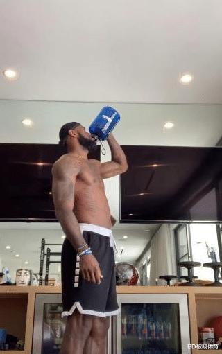 NBA球员喝水有学问，并不是随便喝喝！大胡子为何一打纽约就来劲(2)